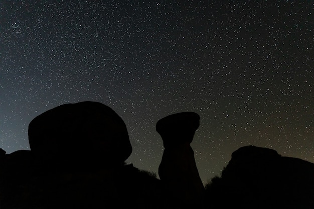 Fotografia noturna na área natural de barruecos.