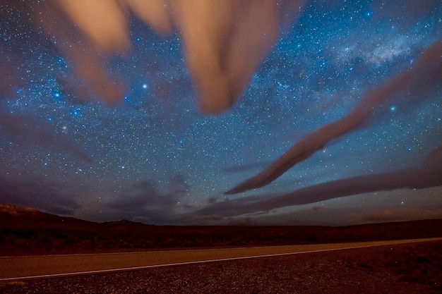 Fotografia noturna no céu estrelado da Patagônia.