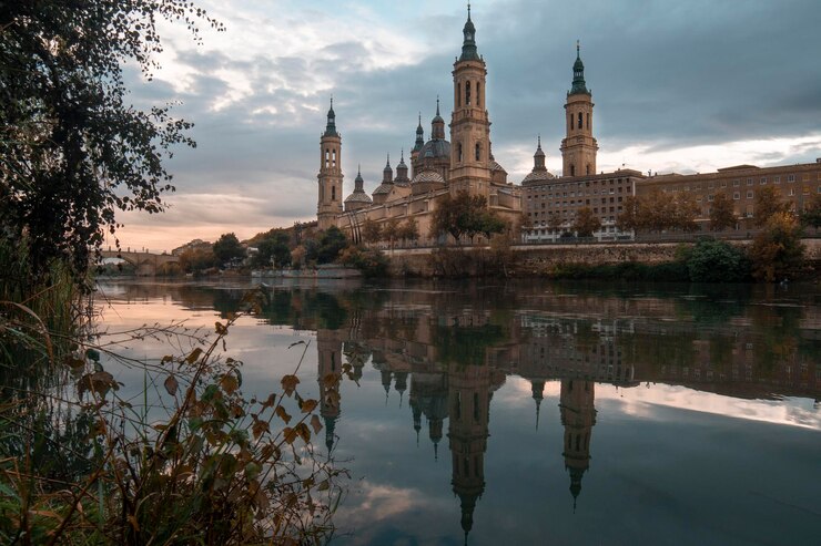 Fotografía de otoño al atardecer desde la Basílica de Nuestra Señora del Pilar de Zaragoza, en Aragón.