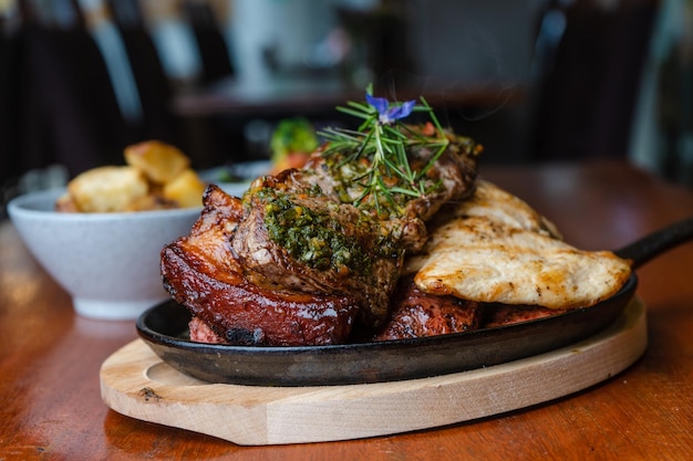 Foto fotografía de pachamanca, plato típico del perú.