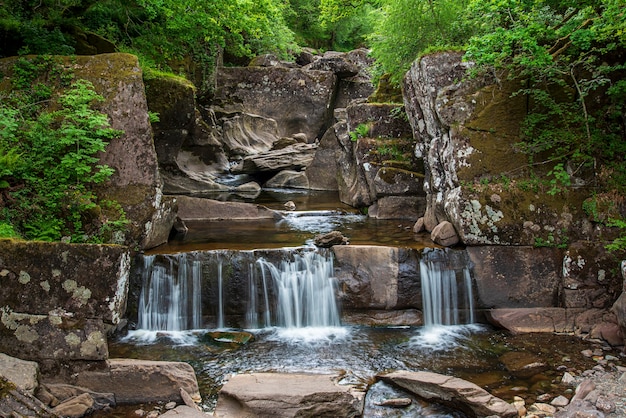 fotografía de paisaje de cascada