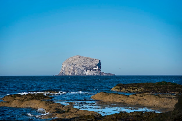 Fotografía de paisaje de roca en el mar del norte