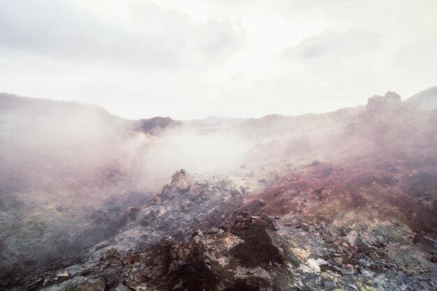 Foto fotografía del paisaje de vapor sobre el géiser
