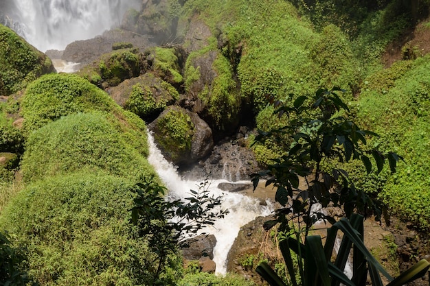 Fotografía paisajística de una gran caída de agua en el destino turístico Semarang Java Central