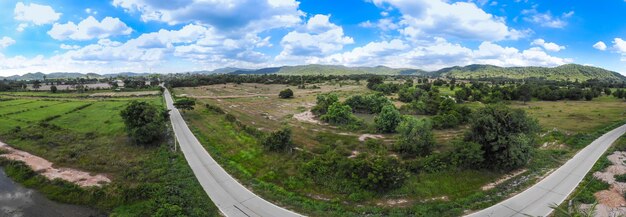 Fotografia panorâmica da estrada em meio à paisagem contra o céu