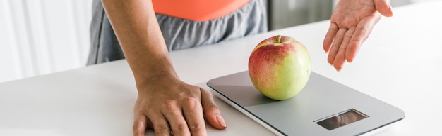 fotografía panorámica de una mujer gestando cerca de las escalas de comida y la manzana