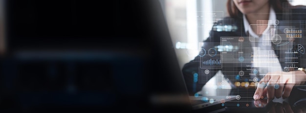 Fotografía de perfil de un animador de computadora masculino mirando su trabajo