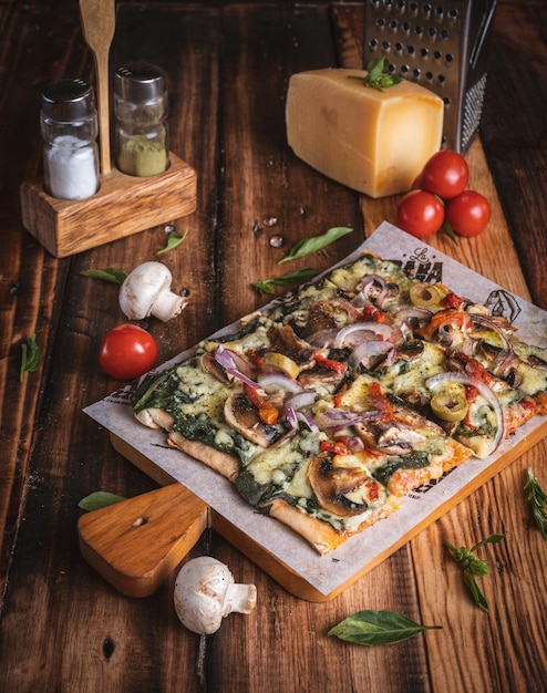 Fotografía de Pizza en una mesa de madera con ingredientes frescos, por Yuri Ugarte Cespedes