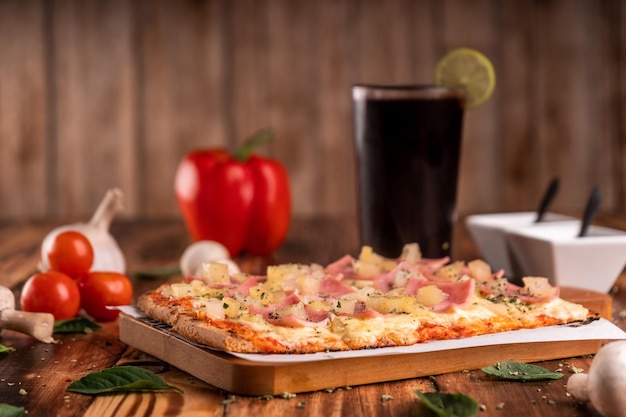 Fotografía de Pizza en una mesa de madera con ingredientes frescos, por Yuri Ugarte Cespedes