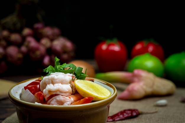 Fotografía con poca luz, curry de comida tailandesa picante llamado Tom yum kung