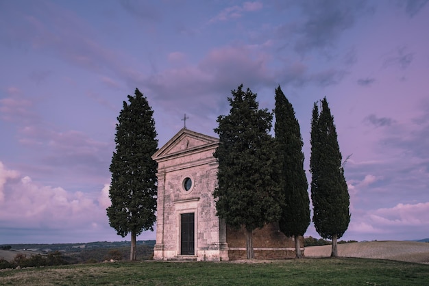 Fotografía popular y ubicación turística en la increíble capilla Vitaleta de la Toscana al atardecer colorido Pienza Toscana Italia Europa Antecedentes de viajes