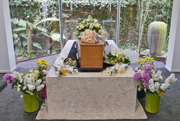 Foto fotografía en primer plano de un ataúd funerario o ataúd en un carro fúnebre o capilla o entierro en el cementerio