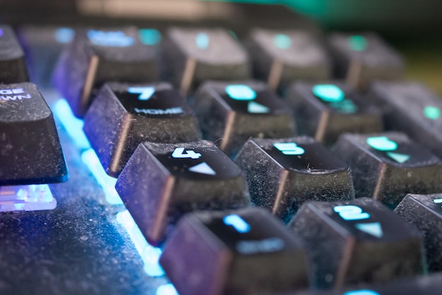 Fotografía en primer plano del colorido teclado de juegos de relámpago