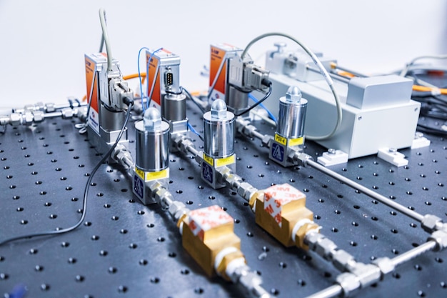 Fotografía en primer plano de un dispositivo de sensor de gas en el fondo borroso del laboratorio