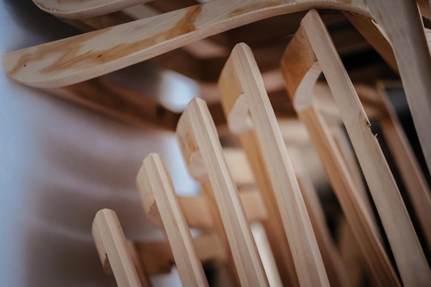 Fotografía en primer plano de una fábrica de sillas de madera