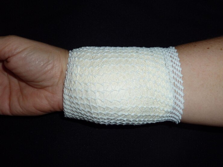 Foto fotografía en primer plano de la mano de una persona con un vendaje después de la cirugía