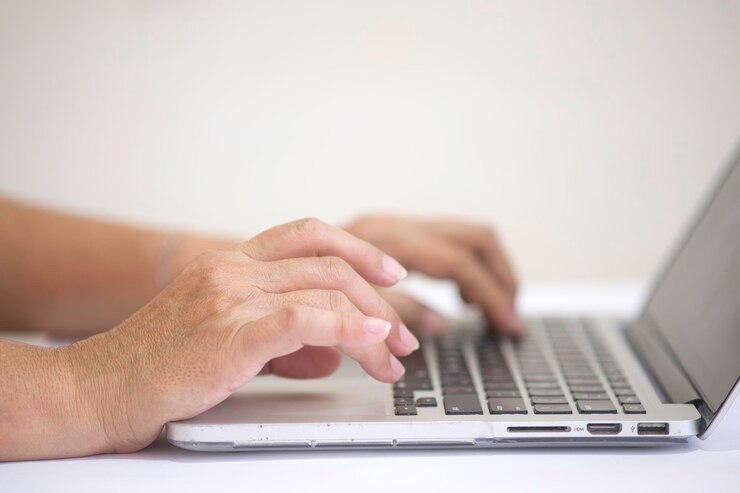 Foto fotografía en primer plano de manos femeninas trabajando en el teclado de la computadora