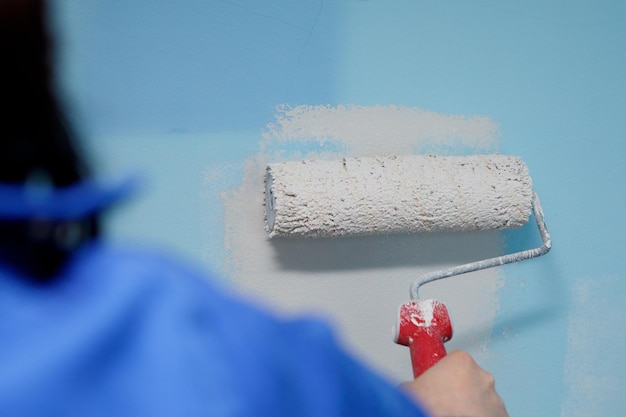 Foto fotografía en primer plano de una mujer pintando la pared