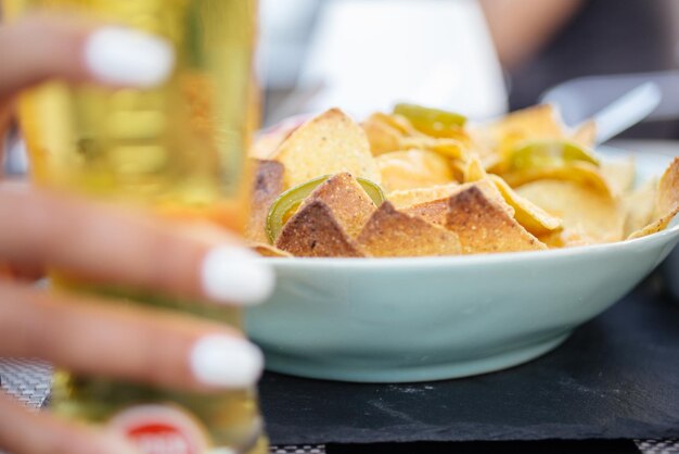 Foto fotografía en primer plano de papas fritas de nachos en un cuenco en una mesa de un restaurante