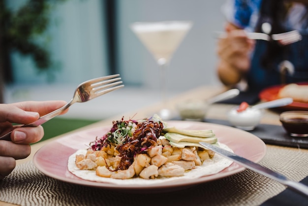 Fotografía en primer plano de un plato en un plato rosado con un fondo borroso