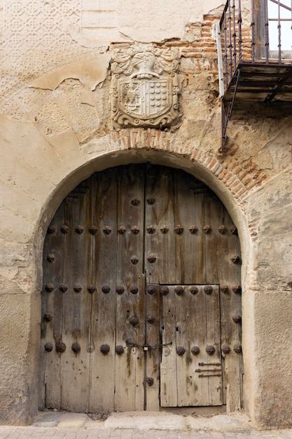 Fotografía de la puerta de entrada de madera medieval