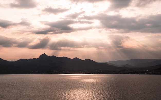 Fotografía de puesta de sol en el lago. Reflexión naranja