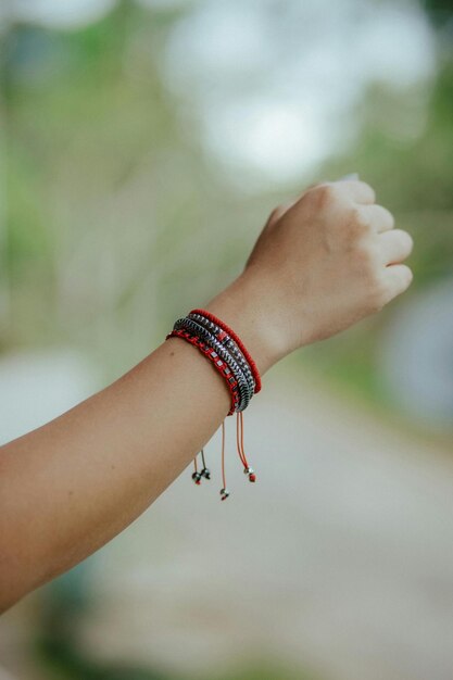 Foto fotografía de pulseras coloridas en la mano de una mujer