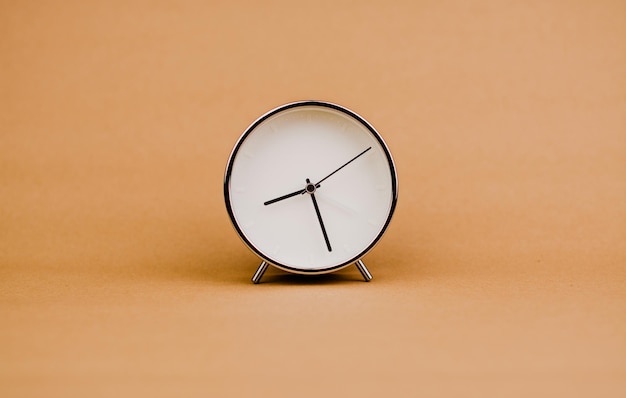 Fotografía de reloj de reloj en papel concepto de valor del tiempo del tiempo trabajando con la gestión del tiempo gestión del tiempo de la vida