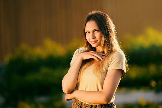 Fotografía de retratos durante la hora dorada hermosa joven mujer caucásica posando para el fotógrafo cerca