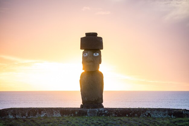 Foto fotografía de silueta de las estatuas moai en la isla de pascua