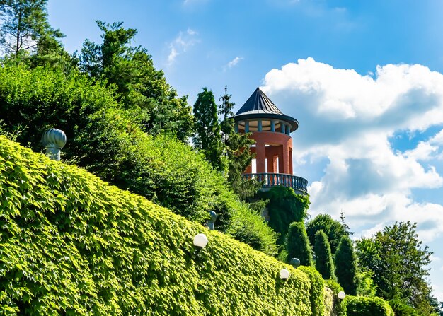 Fotografia sobre o tema antigo castelo de tijolos com grande torre