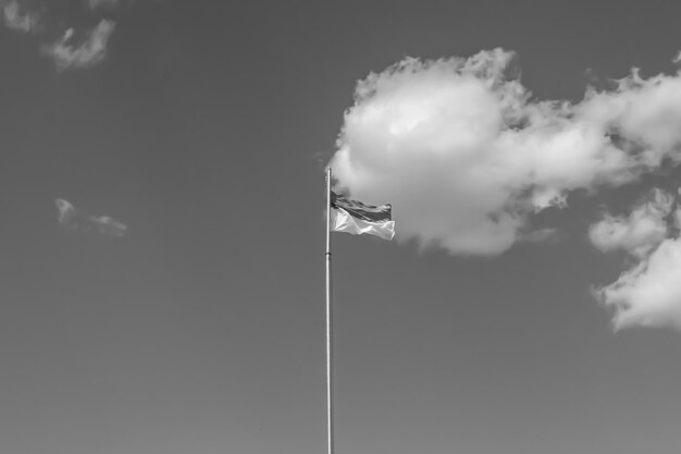 Fotografía sobre el tema de la bandera nacional ucraniana en un cielo pacífico