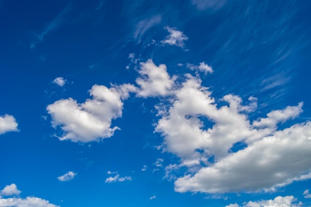 Fotografía sobre el tema cielo nublado blanco en un horizonte largo poco claro