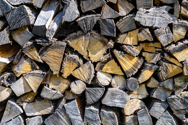 Fotografía sobre el tema gran pared de troncos de roble apilados en grietas