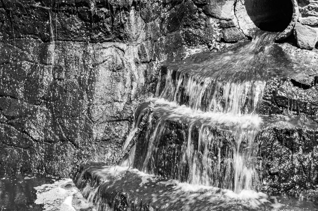 Foto fotografía sobre el tema hermosa caída de agua de la cascada del jardín