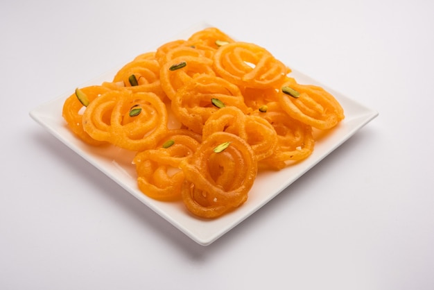 Fotografía de Stock de Jalebi o Jilbi o imarati, comida dulce india frita en ghee puro, enfoque selectivo