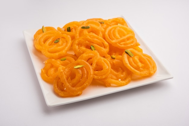 Fotografía de Stock de Jalebi o Jilbi o imarati, comida dulce india frita en ghee puro, enfoque selectivo