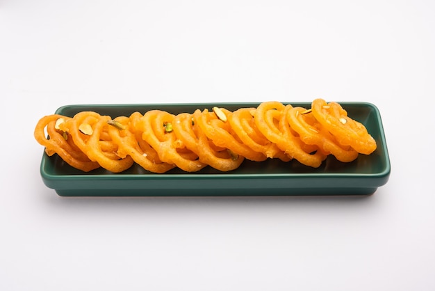 Fotografía de Stock de Jalebi o Jilbi o imarati, comida dulce india frita en ghee puro, enfoque selectivo