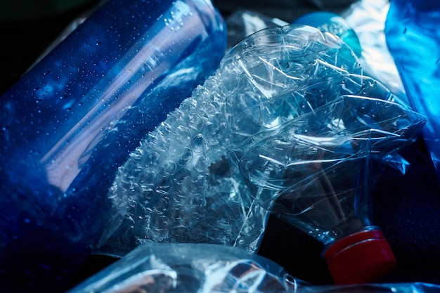 Fotografía de Stock de un montón de residuos plásticos que simboliza el concepto de contaminación y el medio ambiente sobre un fondo negro