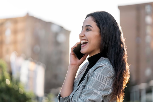 Fotografía de Stock de una mujer de negocios joven que tiene una conversación por teléfono Ella está sonriendo