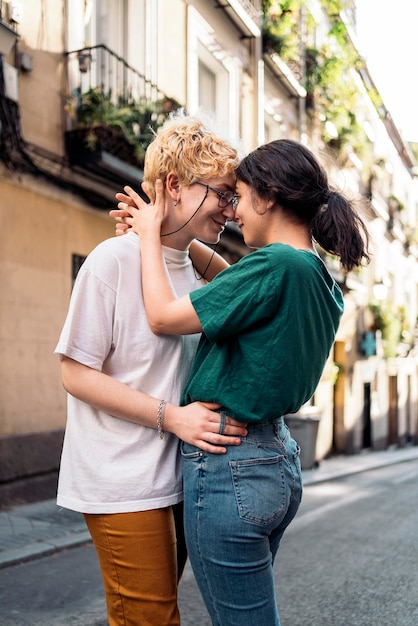 Fotografía de Stock de una pareja de lesbianas cariñosa. Se están besando. Están en una cita.