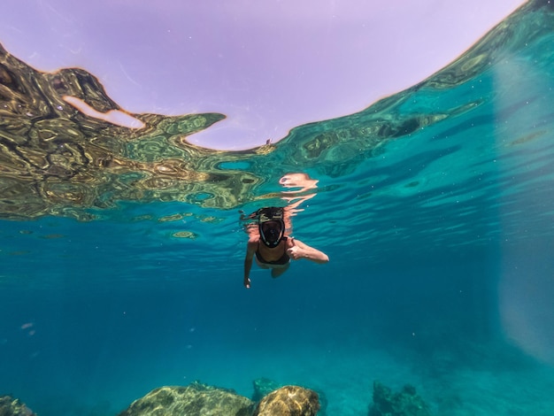 Fotografía submarina de mujer buceando