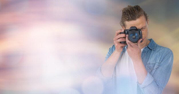 Fotografía de toma de fotografías contra un fondo brillante