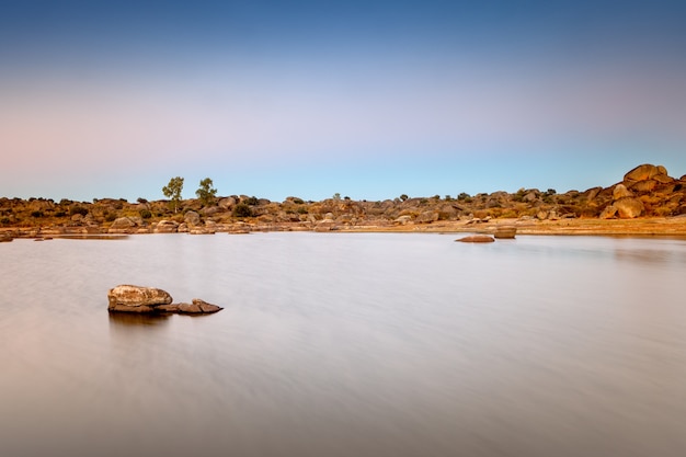 Foto fotografía tomada en el área natural de barruecos. españa.