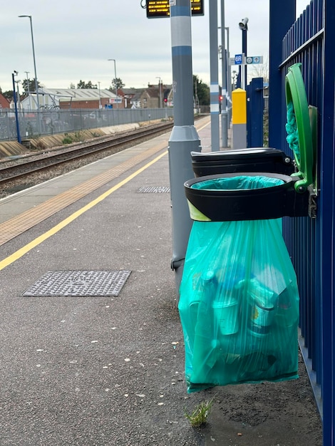 Foto fotografía vertical de bolsas de basura de reciclaje en la estación de tren