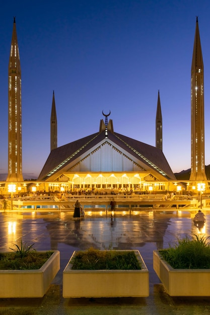 Fotografia vertical da Mesquita Shah Faisal Masjid em Islamabad, Paquistão, ao pôr do sol