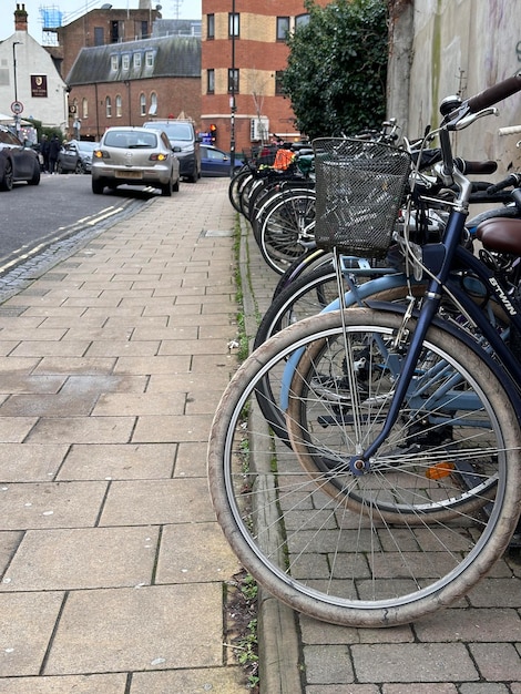 Foto fotografia vertical de muitas bicicletas estacionadas em fila na cidade