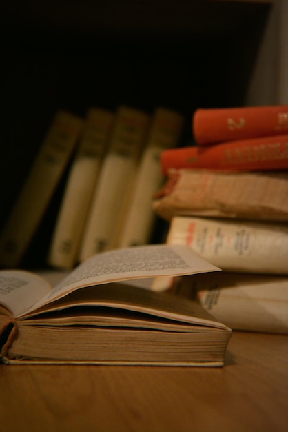 Fotografia vertical de um livro antigo na prateleira