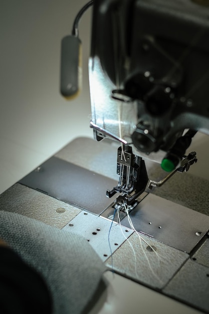 Fotografia vertical de uma máquina de costura industrial