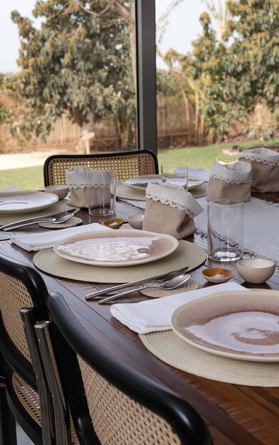 Foto fotografia vertical de uma mesa de jantar com pratos e talheres